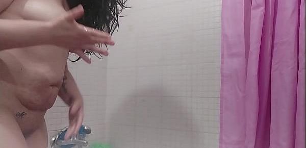  Milf española madura masturbándose en la ducha con la regla y metiéndose un cepillo por el coño. Fetichismo menstrual, menstruofilia. Filias y parafilias